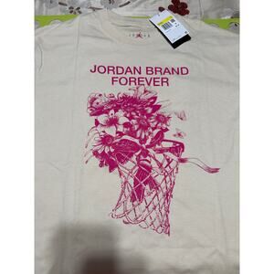 *NWT* NIKE Woman’s Oversized T-shirt (pink/beige) - Small